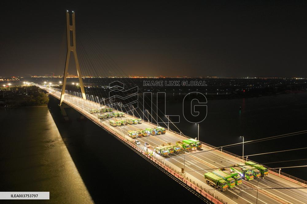 Vehicles Perform A Static Load Test on the Baguazhou Yangtze River Bridge in Nanjing