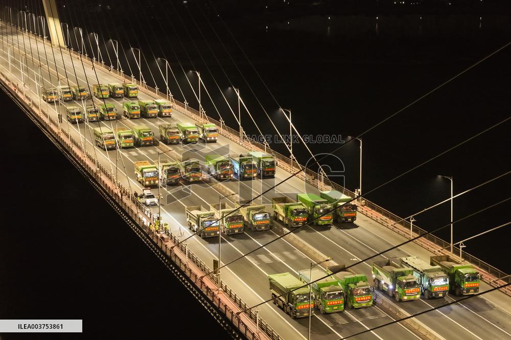 Vehicles Perform A Static Load Test on the Baguazhou Yangtze River Bridge in Nanjing