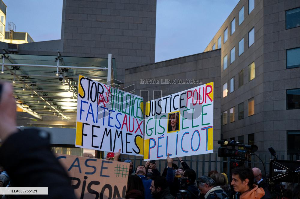 Feminist Activists At The Entrance To The Courthouse - Avignon