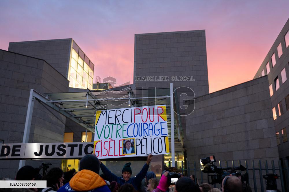 Feminist Activists At The Entrance To The Courthouse - Avignon
