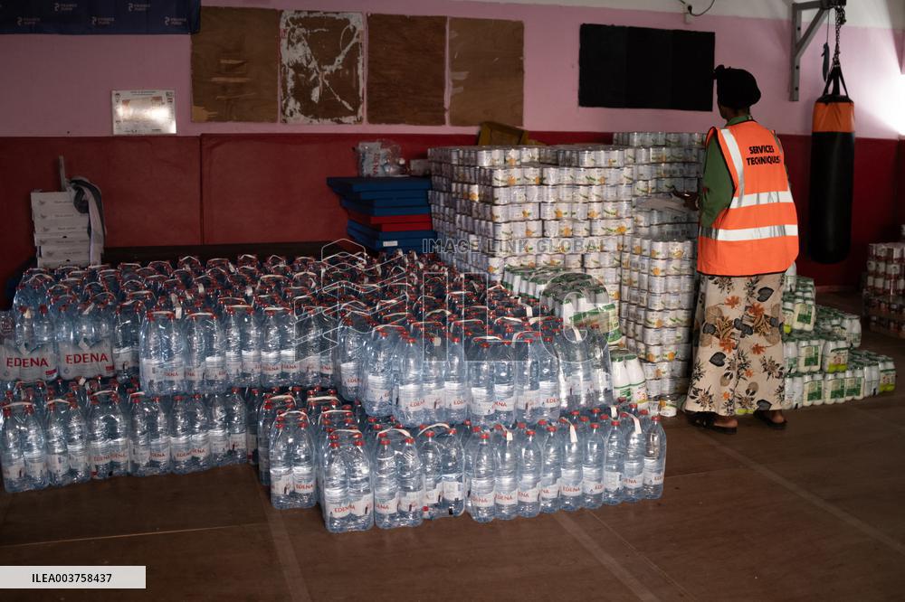 People Wait For Water And Food Distribution - Mayotte