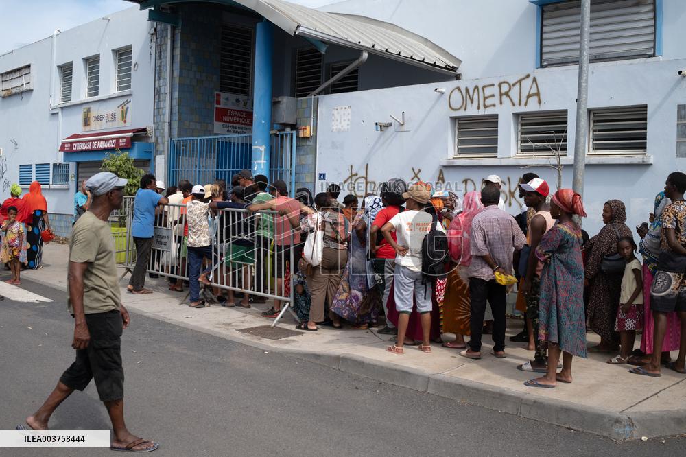 People Wait For Water And Food Distribution - Mayotte