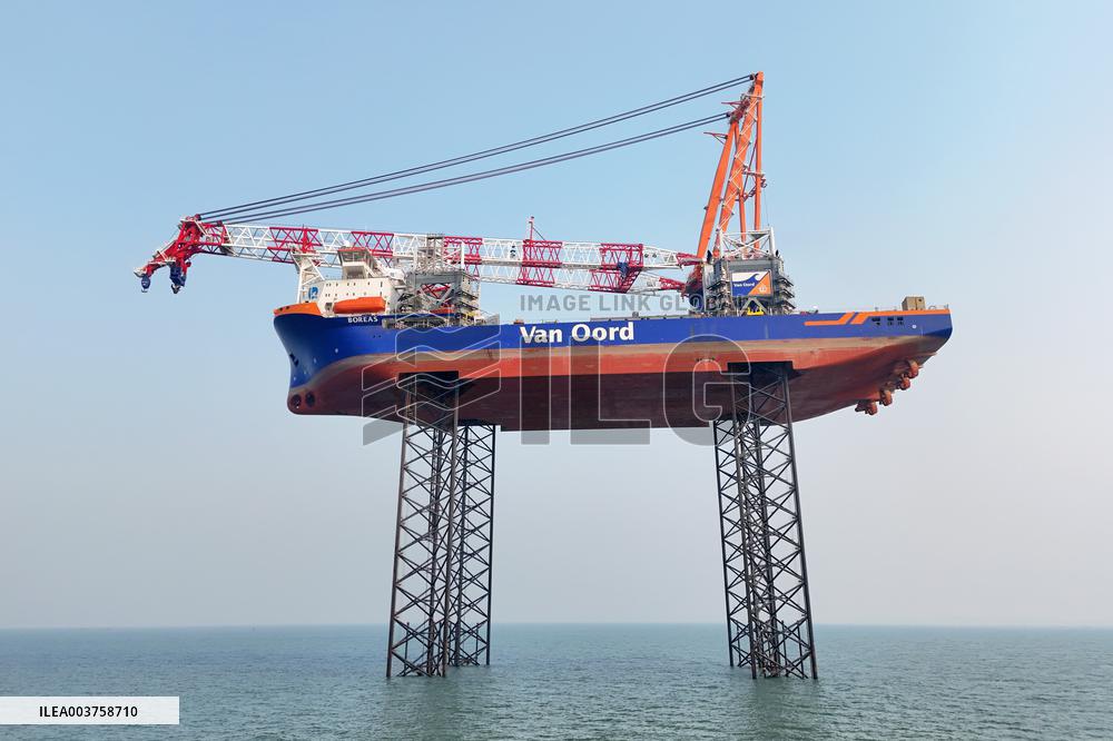 BOREAS Vessel Conducts Lifting Tests in The Sea in Yantai