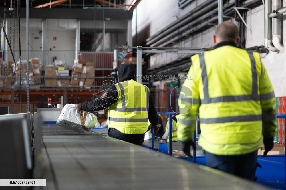 Stephane Sejourne visits customs officers freight zone -  Roissy-en-France