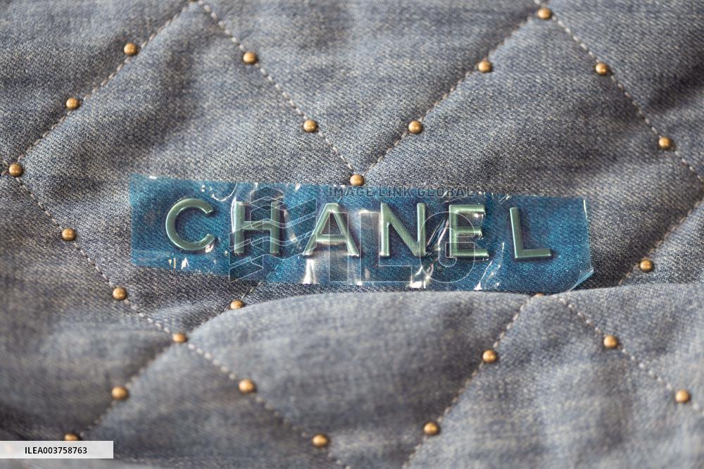 Stephane Sejourne visits customs officers freight zone -  Roissy-en-France