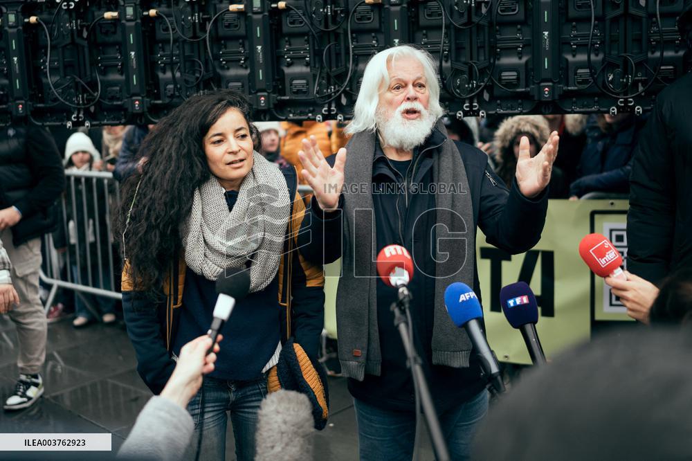 Paul Watson during a Press Conference - Paris AJ