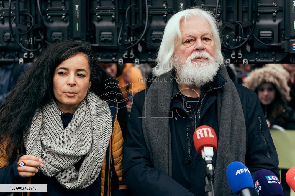 Paul Watson during a Press Conference - Paris AJ