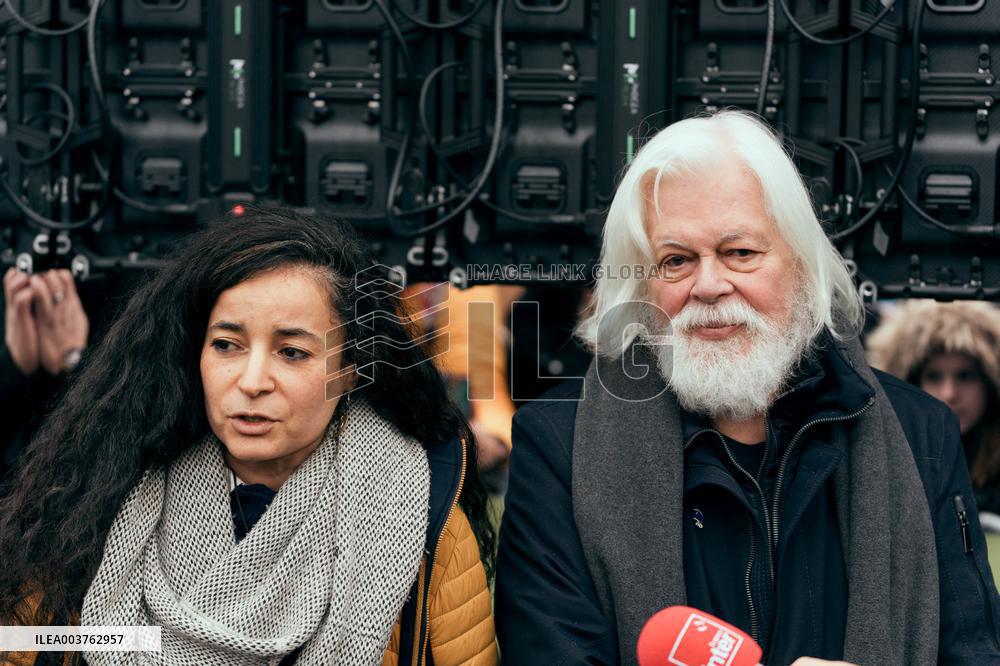 Paul Watson during a Press Conference - Paris AJ