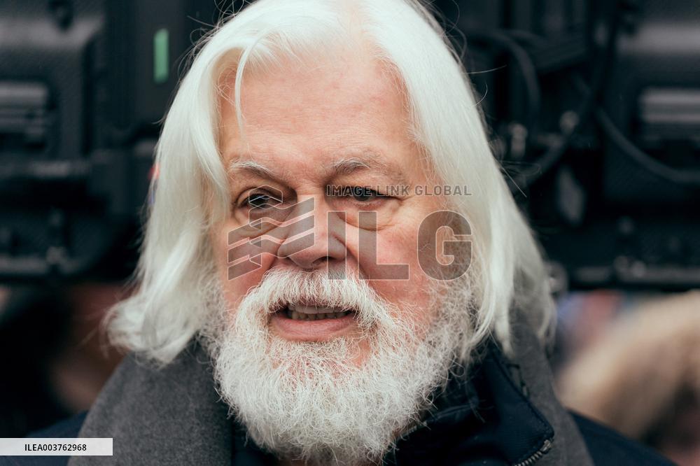 Paul Watson during a Press Conference - Paris AJ