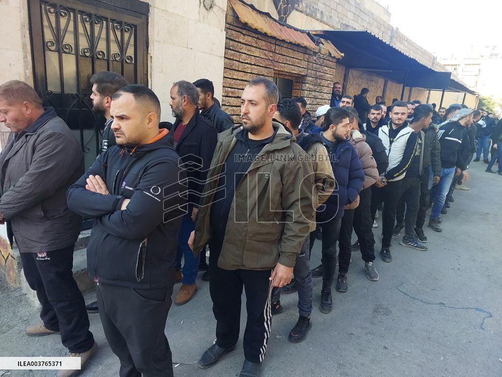 Former soldiers and police surrender weapons in Aleppo - Syria