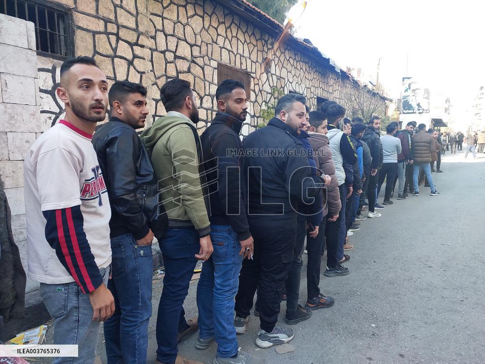 Former soldiers and police surrender weapons in Aleppo - Syria