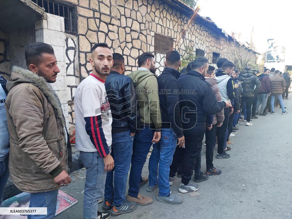 Former soldiers and police surrender weapons in Aleppo - Syria