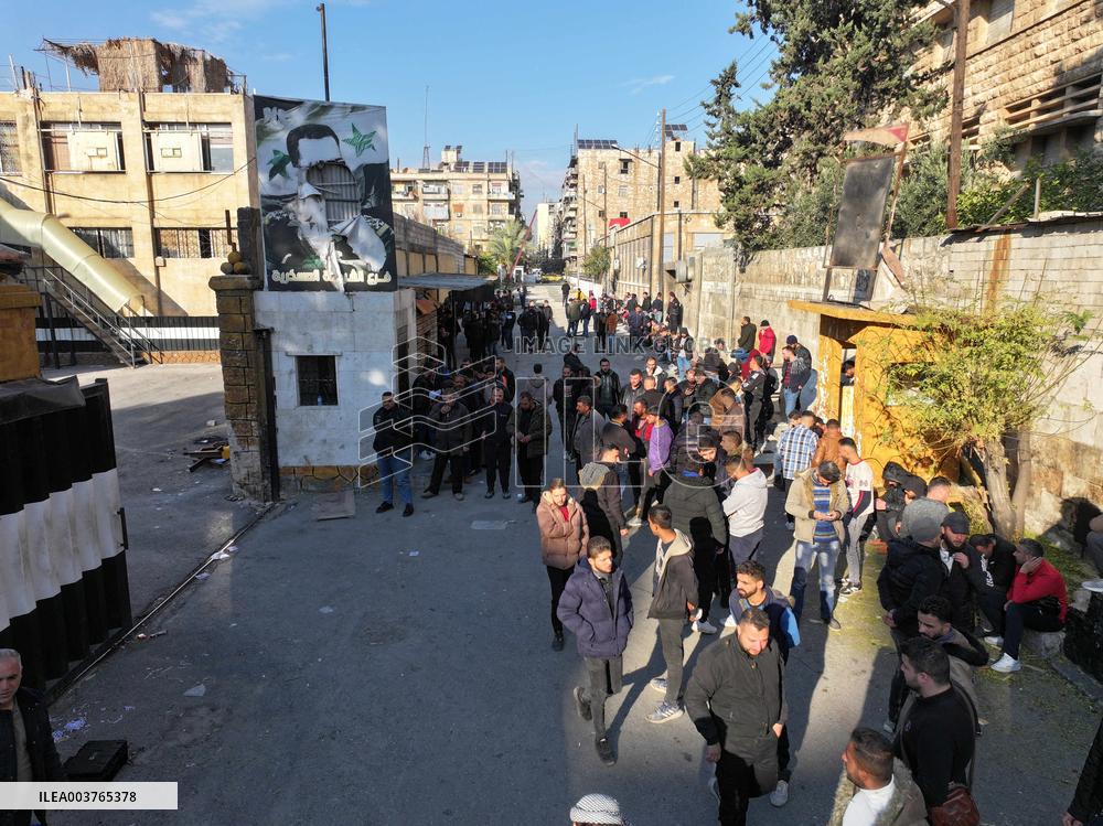 Former soldiers and police surrender weapons in Aleppo - Syria