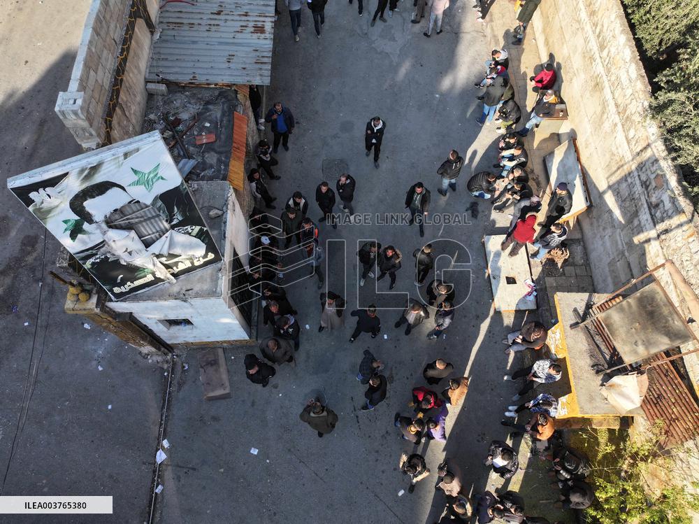 Former soldiers and police surrender weapons in Aleppo - Syria