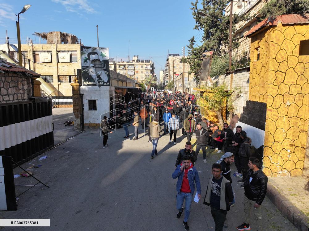 Former soldiers and police surrender weapons in Aleppo - Syria