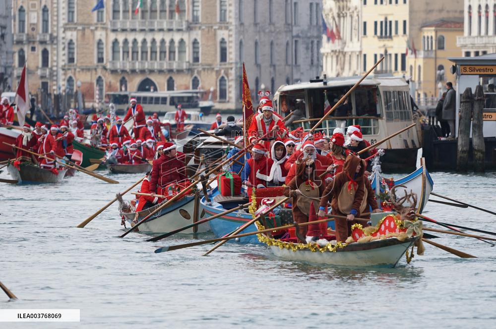 Santa Claus Regata - Venice