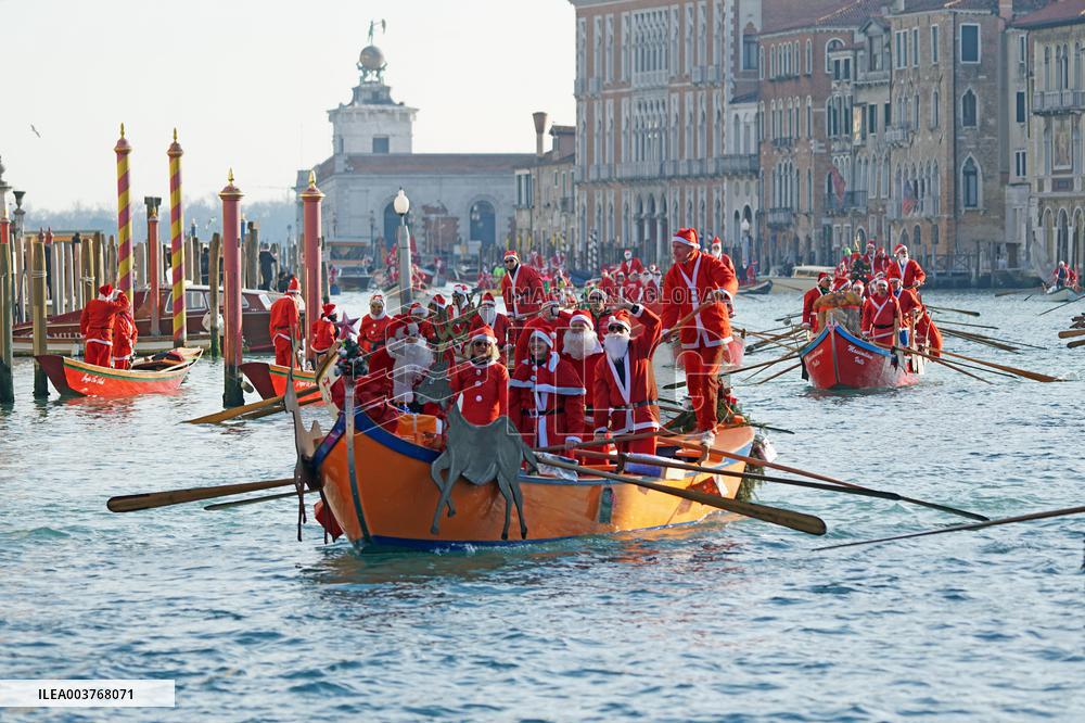 Santa Claus Regata - Venice