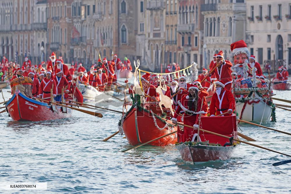 Santa Claus Regata - Venice