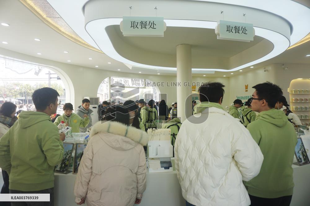 Xiangpiaopiao's First Offline Milk Tea Store in Hangzhou