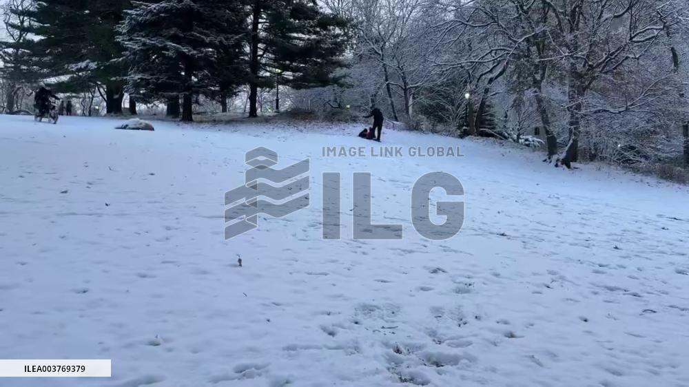 US: New York City Sees First Measurable Snow On First Day Of Winter 3