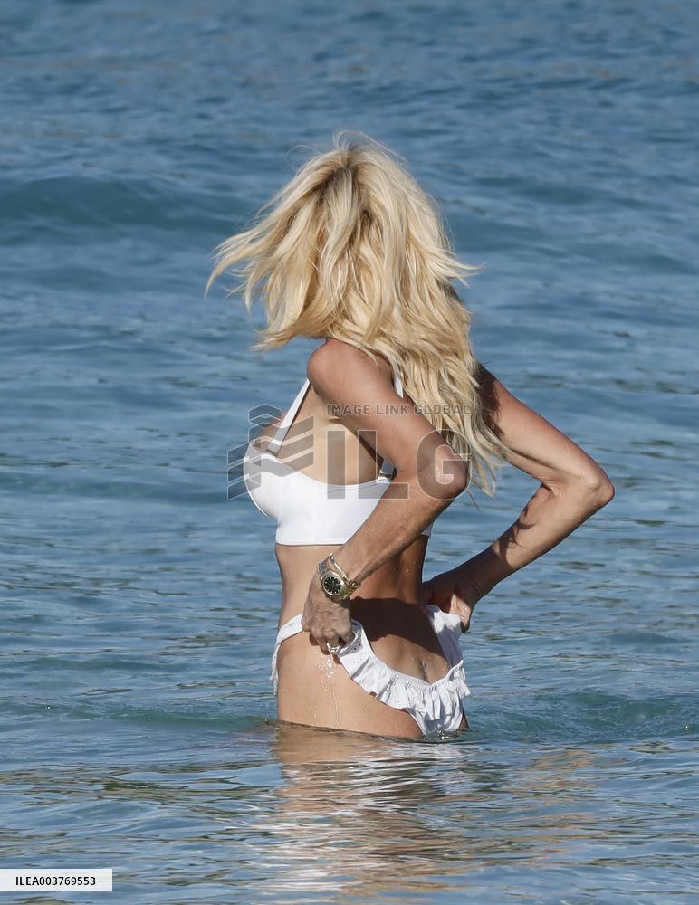 Victoria Silvstedt Enjoying The Sun In St Barths