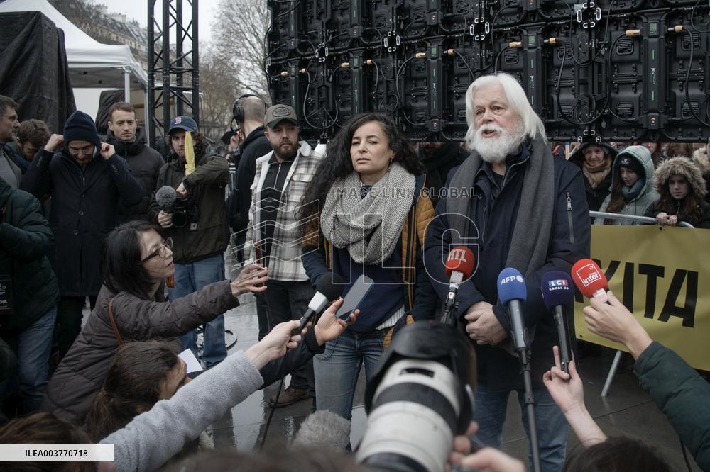Paul Watson Celebrates Freedom With Supporters - Paris