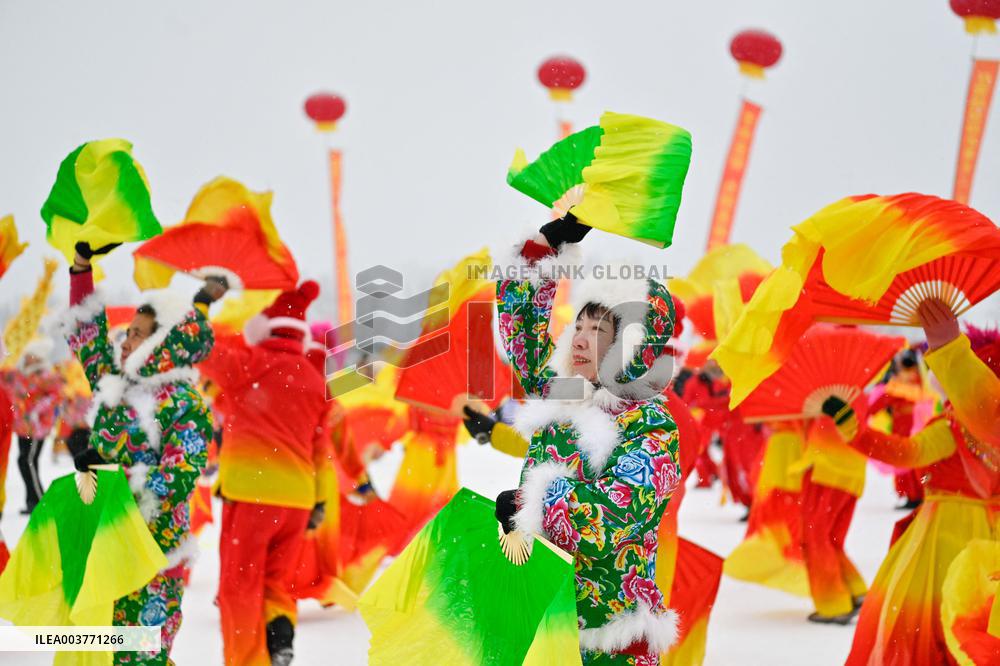 (SP)CHINA-JILIN-FOOTBALL-SNOWFIELD-VILLAGE SUPER LEAGUE-FRIENDLY MATCH