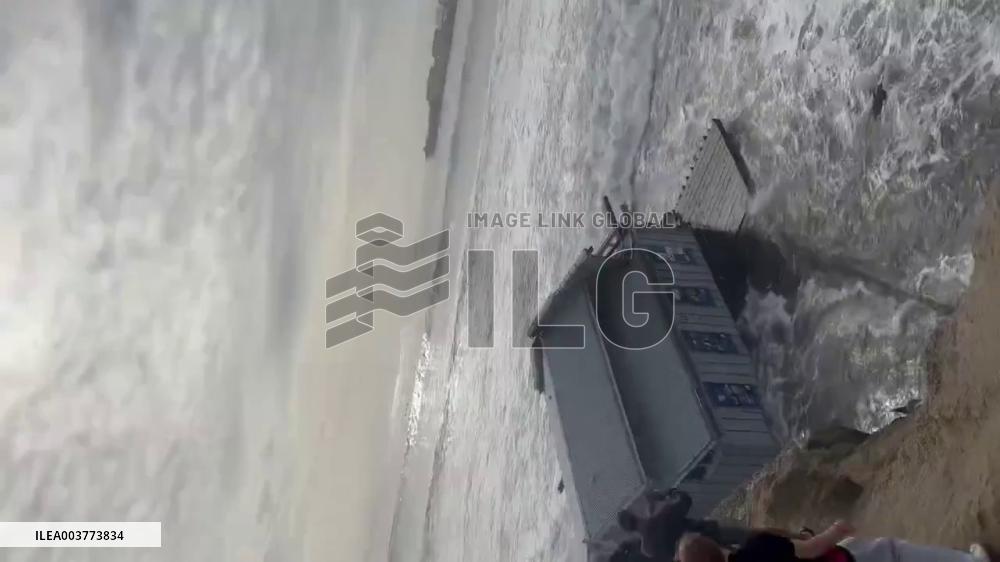US: Santa Cruz Wharf Collapses As High Waves Batter Northern California Shoreline 2