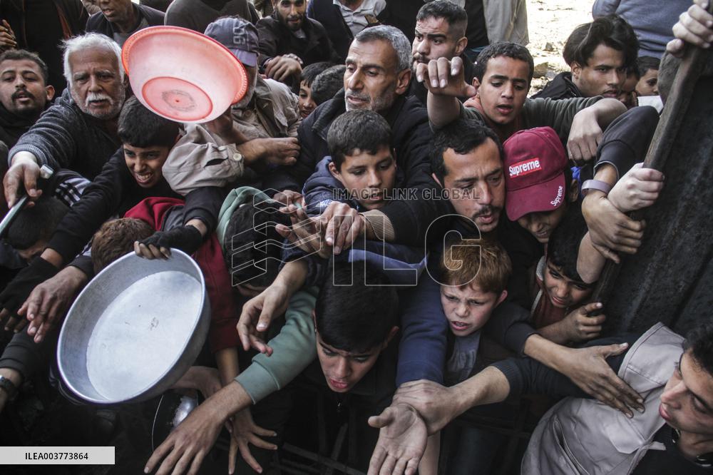 Palestinians Flock For Food - Gaza