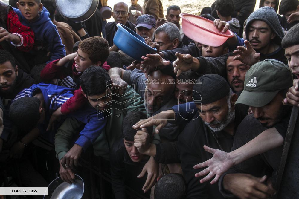 Palestinians Flock For Food - Gaza
