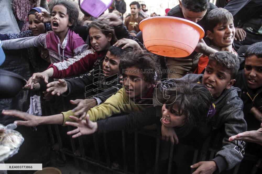 Palestinians Flock For Food - Gaza