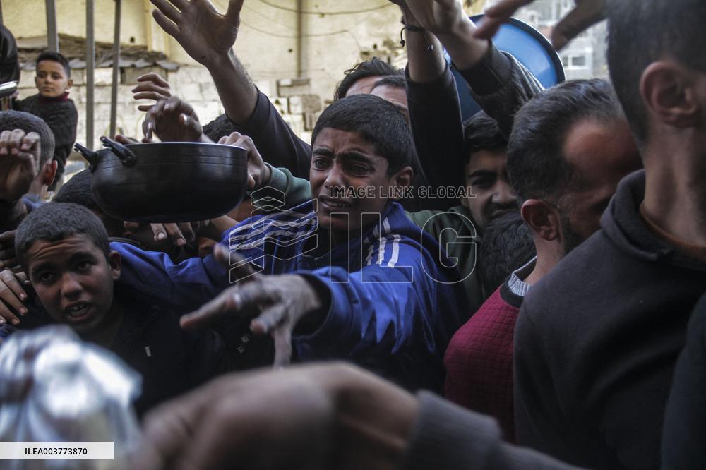 Palestinians Flock For Food - Gaza