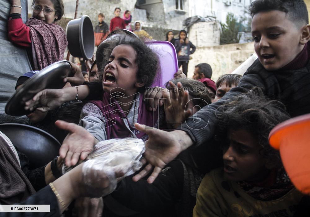 Palestinians Flock For Food - Gaza