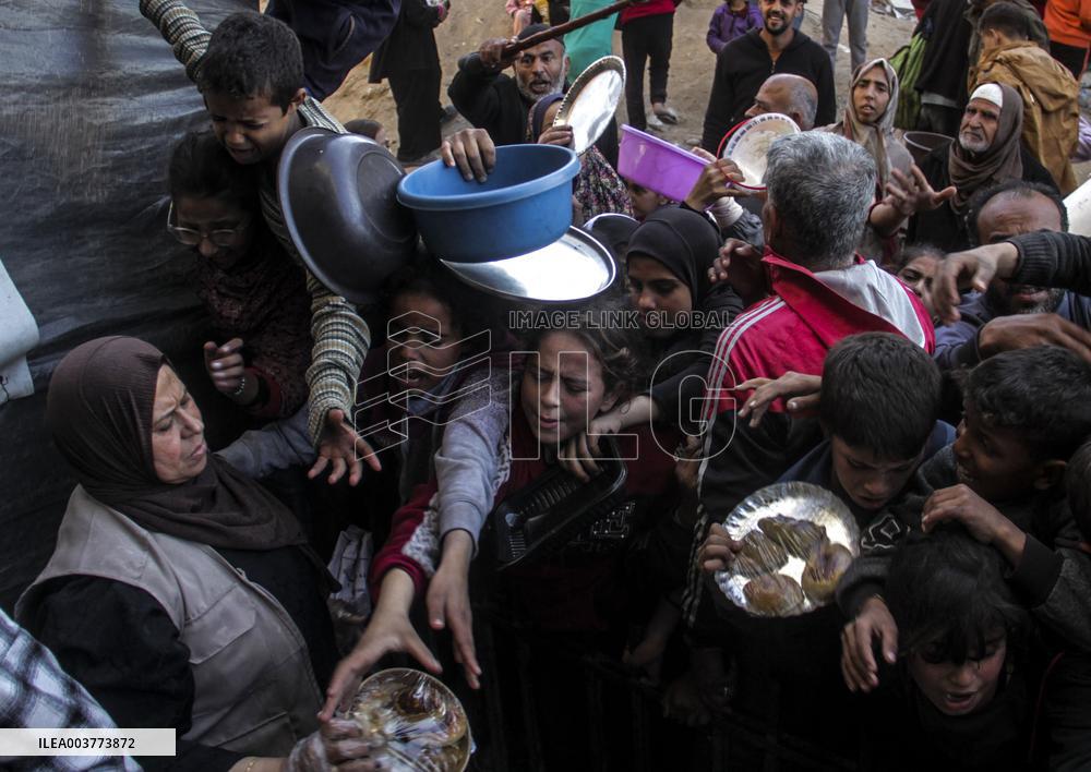 Palestinians Flock For Food - Gaza