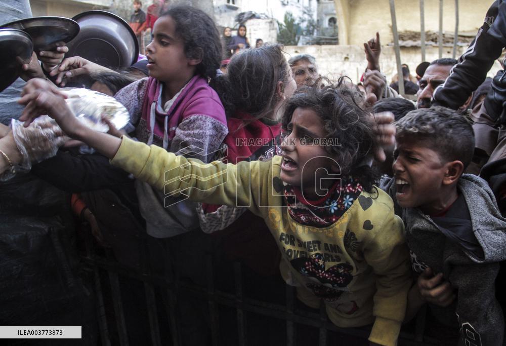 Palestinians Flock For Food - Gaza