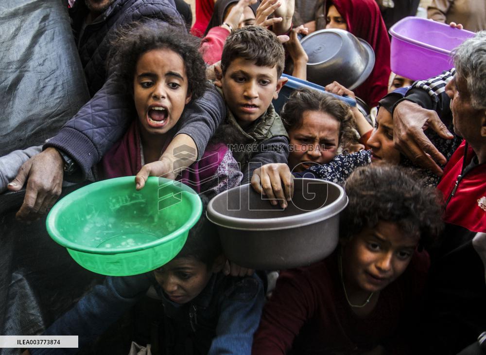 Palestinians Flock For Food - Gaza