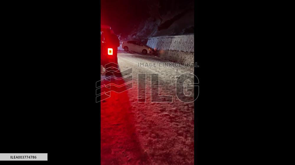 India: Heavy Snow Strands Over 1,000 Vehicles Near Atal Tunnel In Himachal Pradesh