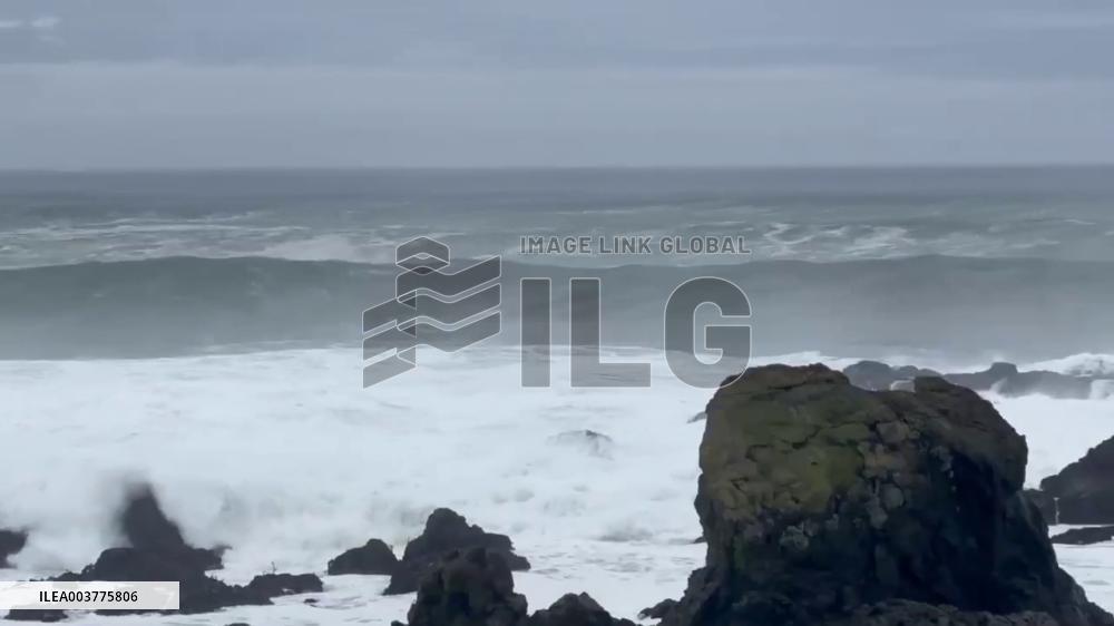 US: Santa Cruz Wharf Collapses As High Waves Batter Northern California Shoreline 4