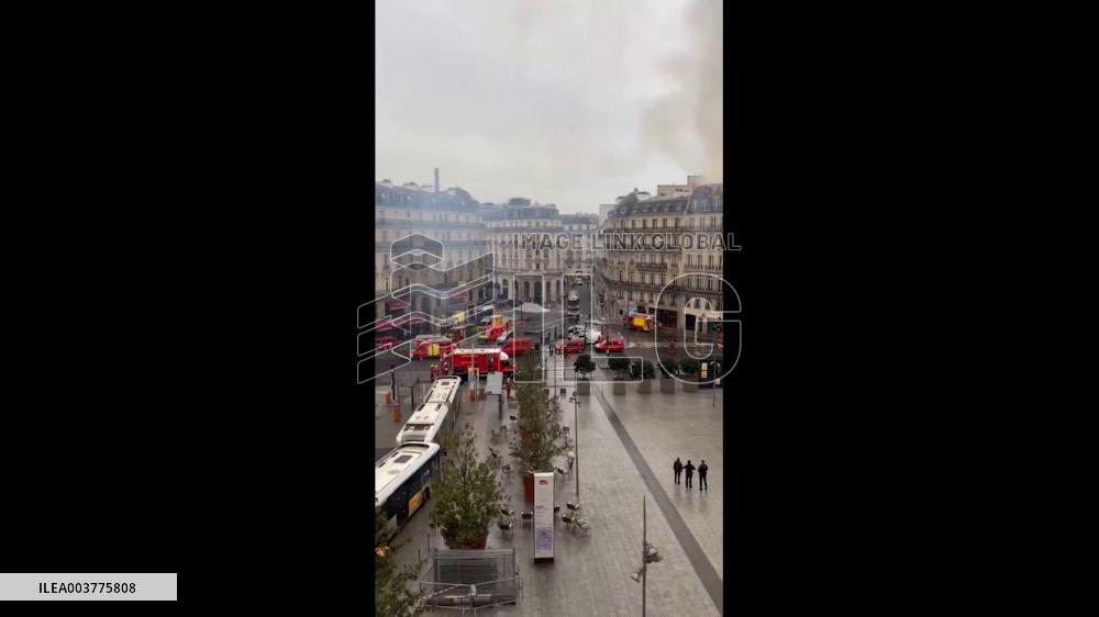 France: Christmas Eve Fire Engulfs Top Floor Of Building Near Paris Saint-Lazare Station 2