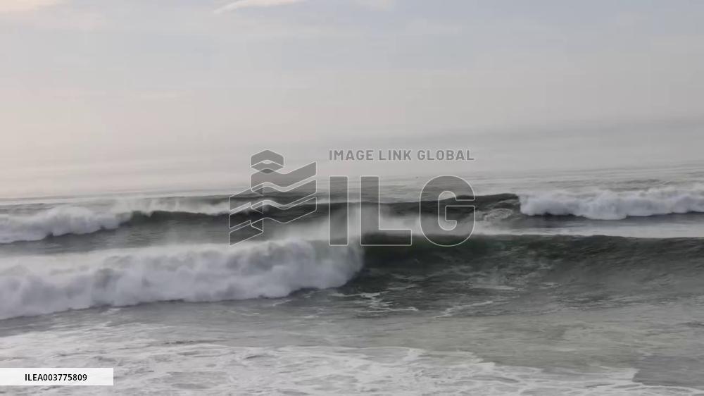 US: Extreme Wave Pounds Pacific Coast, Surfers Chase Massive Swells