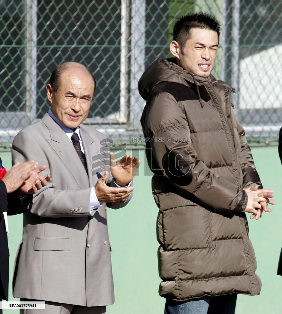 Baseball: Ichiro Suzuki at baseball event for children