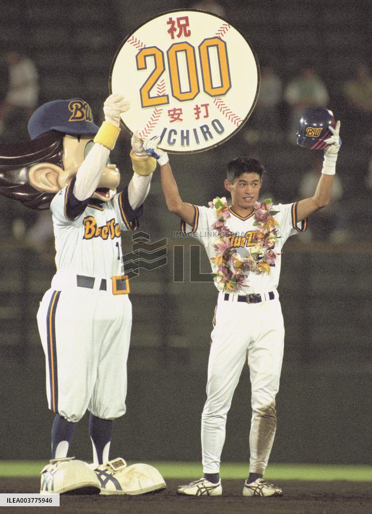 Baseball: Ichiro Suzuki hits 200th of season