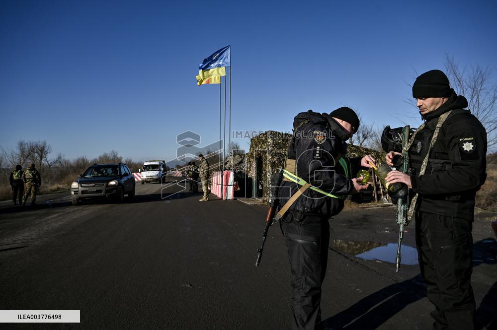Zaporizhzhia police officers deliver Peace Light of Bethlehem to colleagues in frontline territories