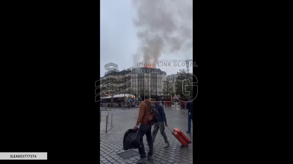 France: Christmas Eve Fire Engulfs Top Floor Of Building Near Paris Saint-Lazare Station 3