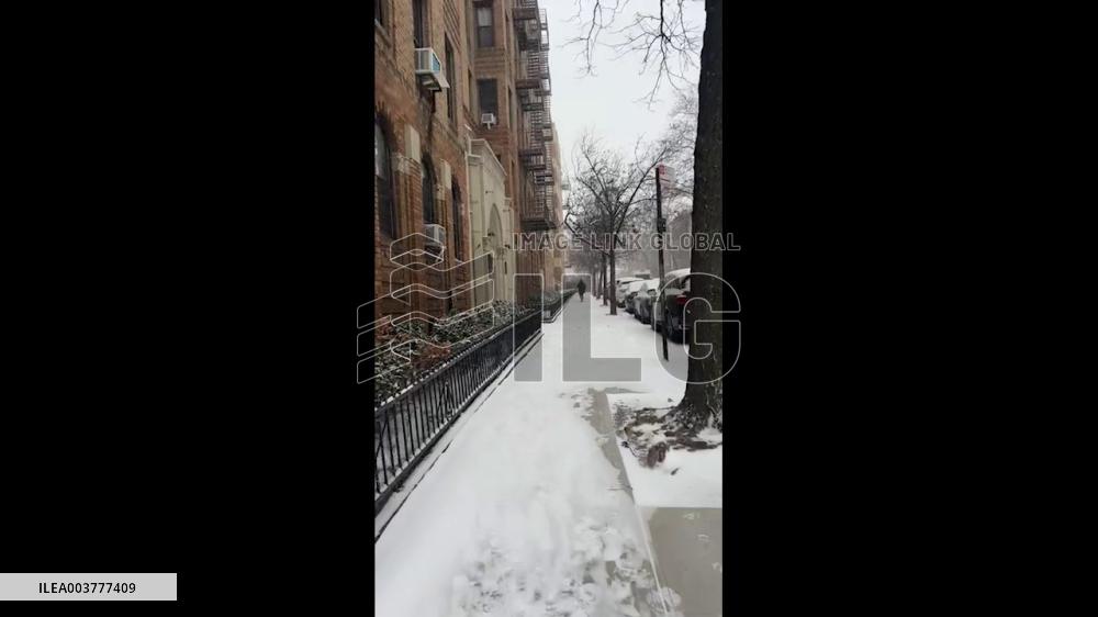 US: New York City Wakes Up To White Christmas Eve 3
