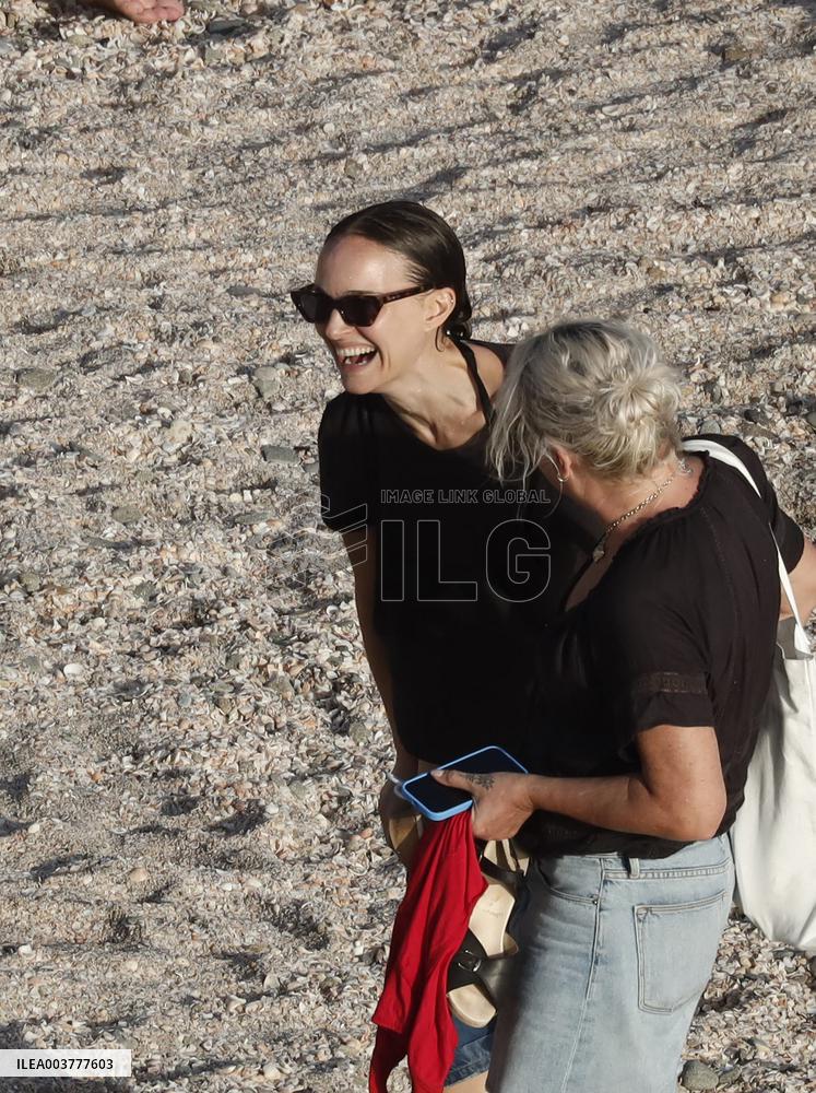 Natalie Portman Enjoying The Sun In St Barths