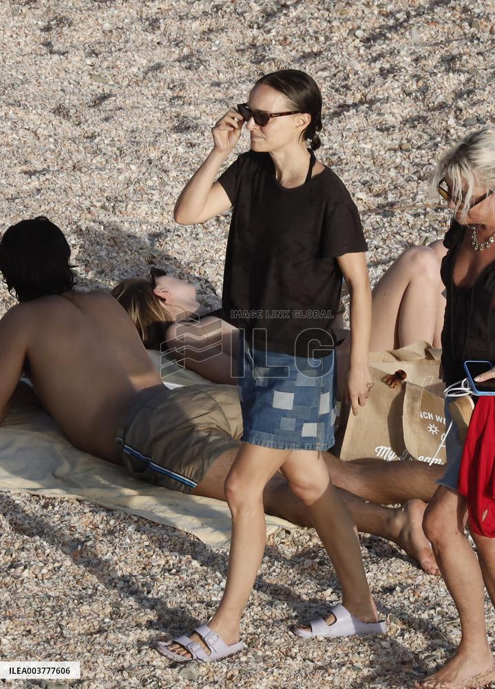 Natalie Portman Enjoying The Sun In St Barths