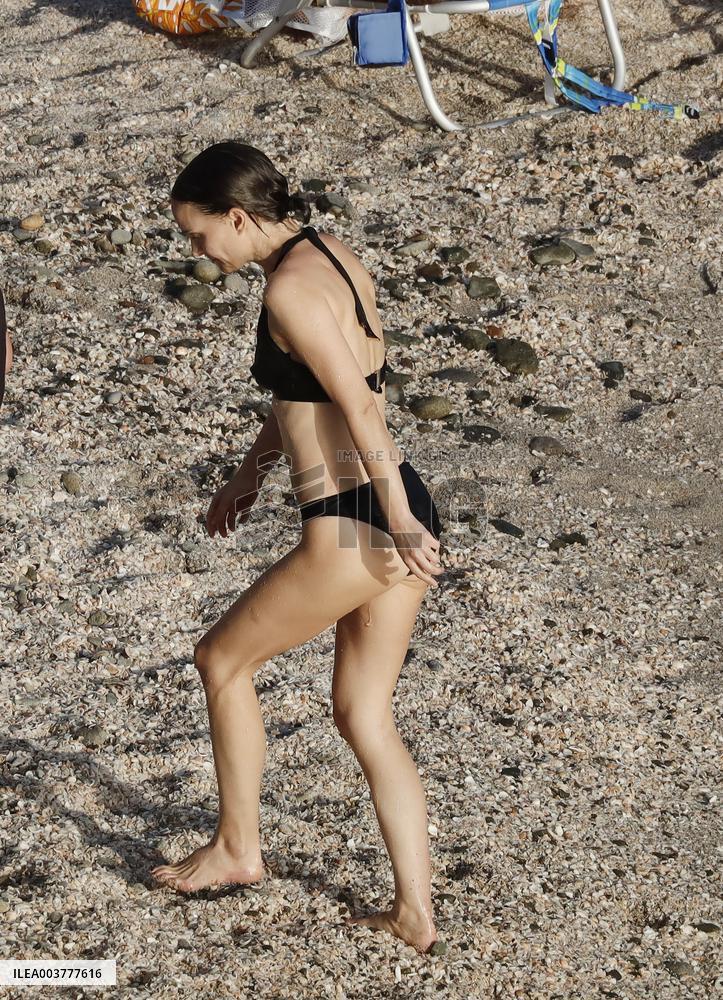 Natalie Portman Enjoying The Sun In St Barths
