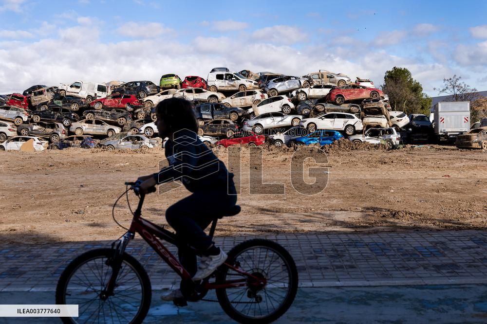 Children Enjoy Their Christmas Gifts - Valencia