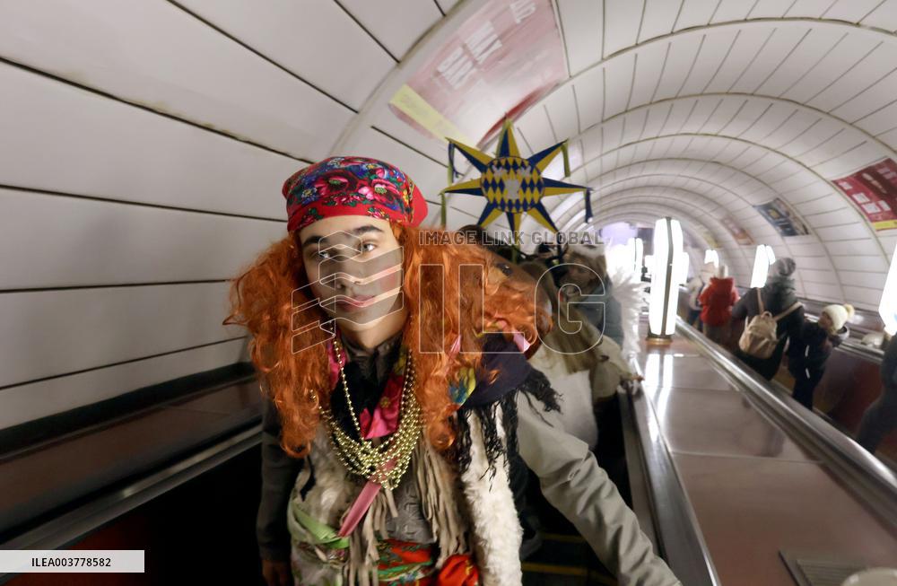 Pupils sing carols in Kyiv